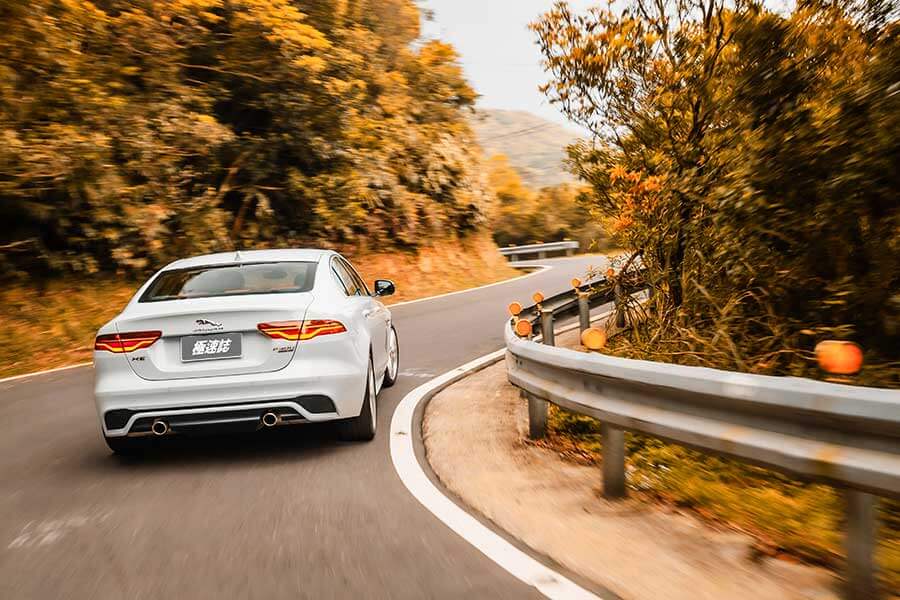 除了後座，Jaguar XE P300一切都讓人心曠神怡。