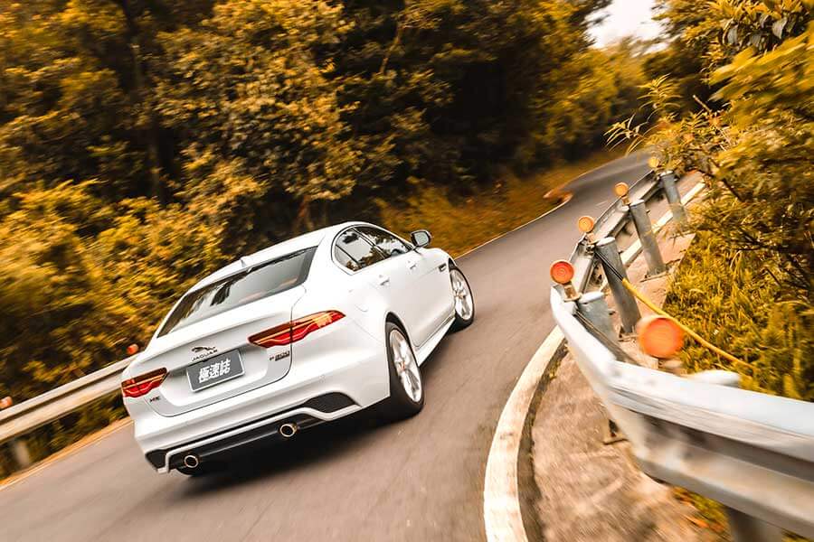 除了後座，Jaguar XE P300一切都讓人心曠神怡。