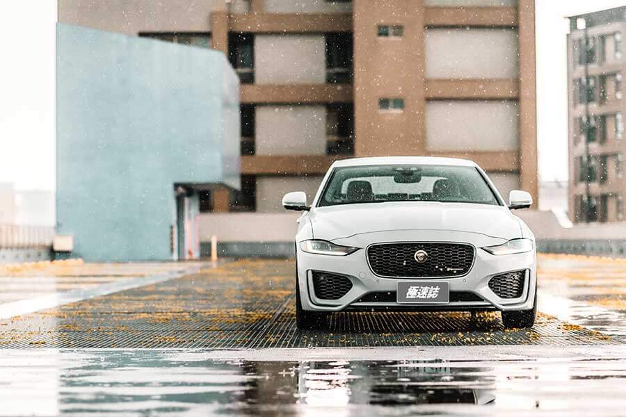 除了後座，Jaguar XE P300一切都讓人心曠神怡。