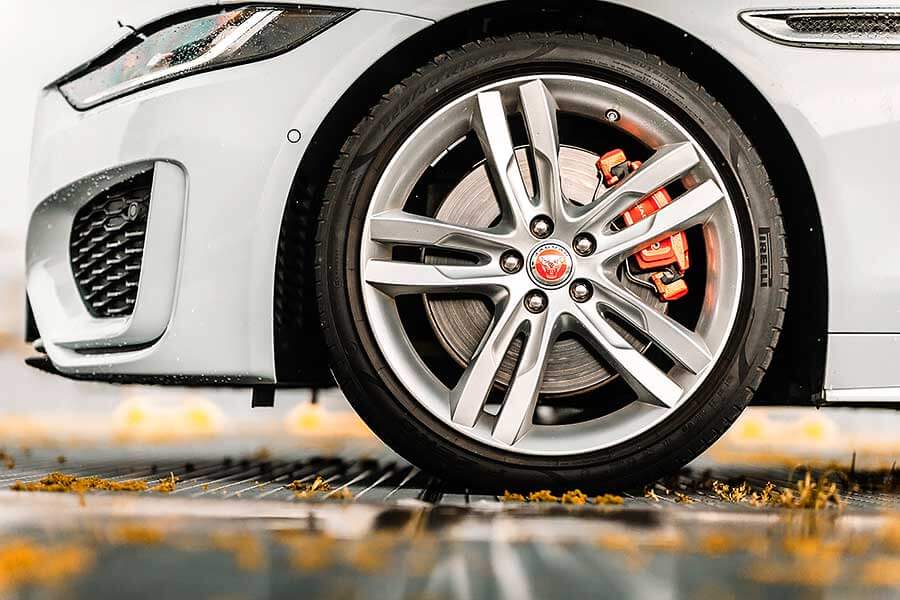 除了後座，Jaguar XE P300一切都讓人心曠神怡。