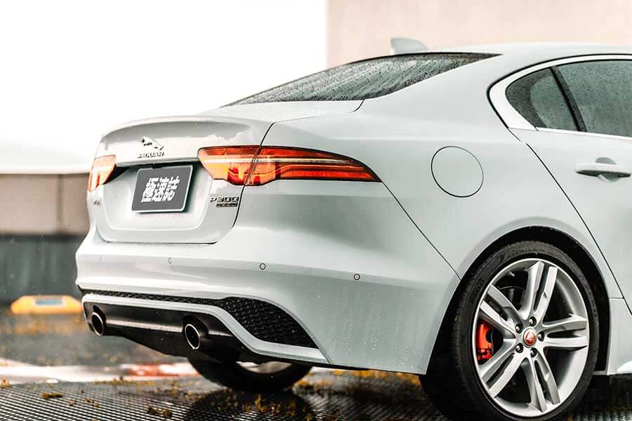 除了後座，Jaguar XE P300一切都讓人心曠神怡。