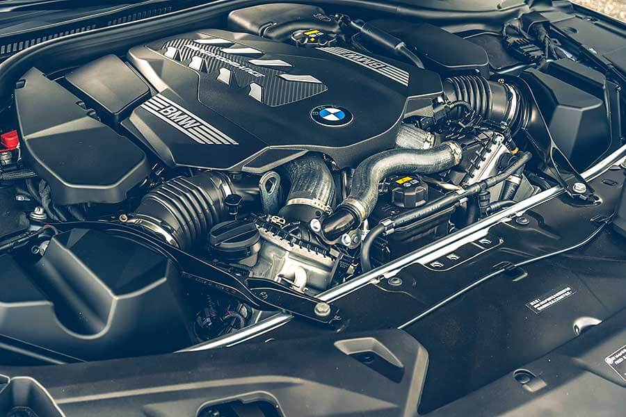 先有四門Coupe,近年又冒出四門GT,其實兩者訴求都相同,感覺就像玩文字遊戲,至於這場遊戲的最後贏家……。