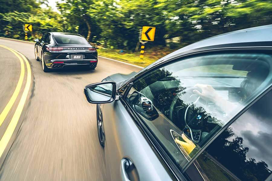 先有四門Coupe,近年又冒出四門GT,其實兩者訴求都相同,感覺就像玩文字遊戲,至於這場遊戲的最後贏家……。