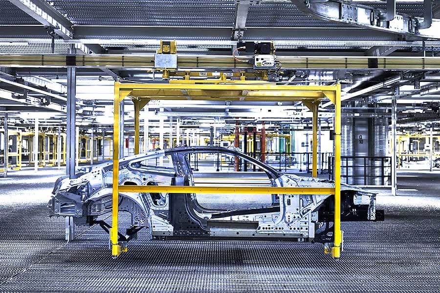 先有四門Coupe,近年又冒出四門GT,其實兩者訴求都相同,感覺就像玩文字遊戲,至於這場遊戲的最後贏家……。