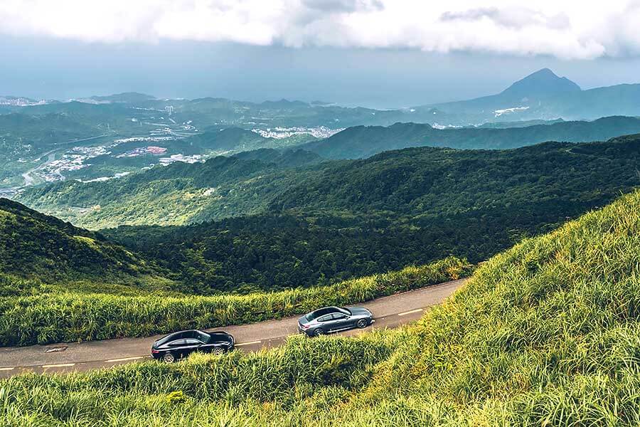 先有四門Coupe,近年又冒出四門GT,其實兩者訴求都相同,感覺就像玩文字遊戲,至於這場遊戲的最後贏家……。