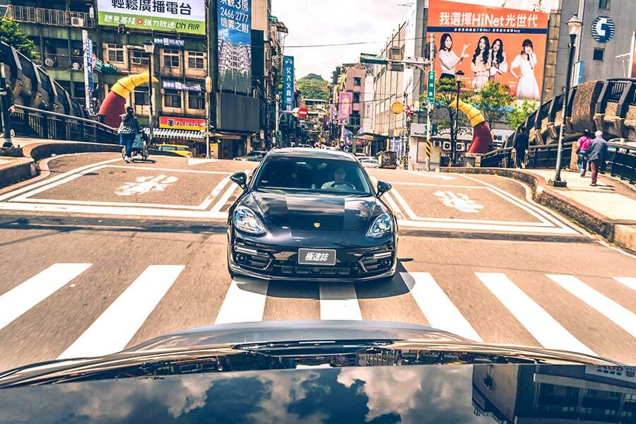 先有四門Coupe,近年又冒出四門GT,其實兩者訴求都相同,感覺就像玩文字遊戲,至於這場遊戲的最後贏家……。