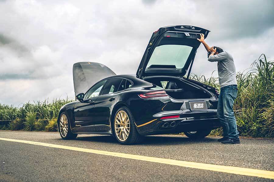 8gc&panamera-23 先有四門Coupe,近年又冒出四門GT,其實兩者訴求都相同,感覺就像玩文字遊戲,至於這場遊戲的最後贏家……。