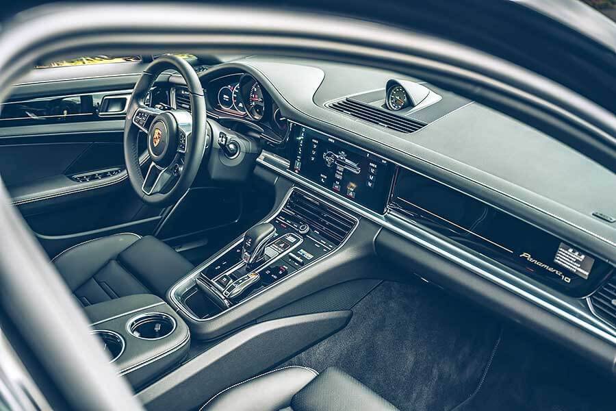 8gc&panamera-24 先有四門Coupe,近年又冒出四門GT,其實兩者訴求都相同,感覺就像玩文字遊戲,至於這場遊戲的最後贏家……。