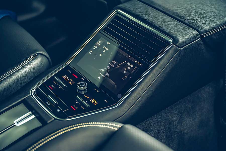 8gc&panamera-26 先有四門Coupe,近年又冒出四門GT,其實兩者訴求都相同,感覺就像玩文字遊戲,至於這場遊戲的最後贏家……。