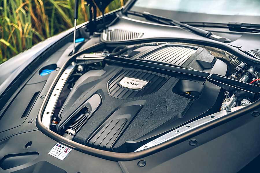 先有四門Coupe,近年又冒出四門GT,其實兩者訴求都相同,感覺就像玩文字遊戲,至於這場遊戲的最後贏家……。