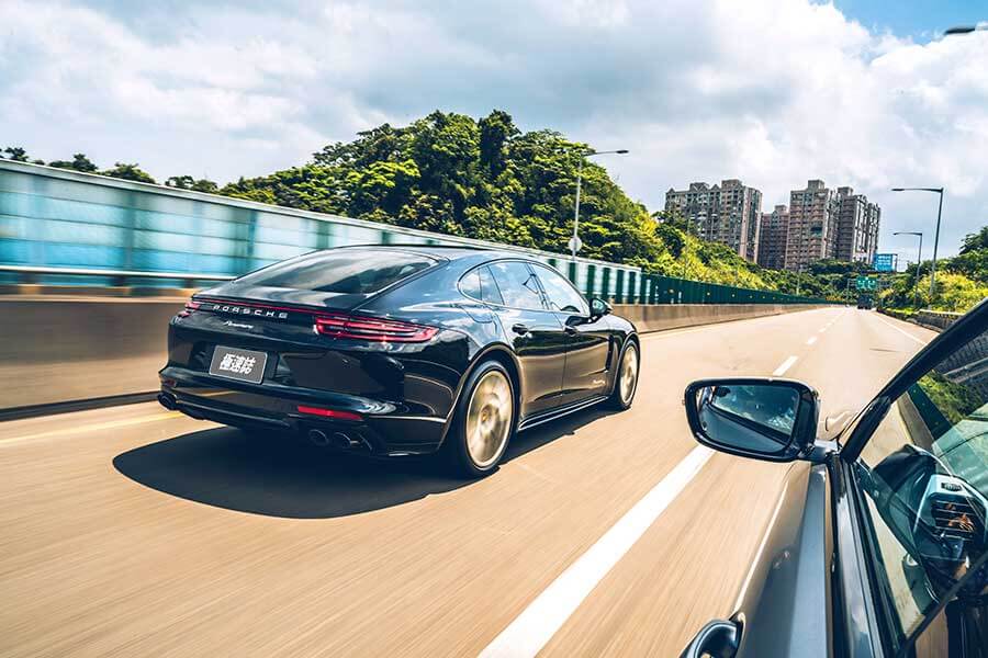 先有四門Coupe,近年又冒出四門GT,其實兩者訴求都相同,感覺就像玩文字遊戲,至於這場遊戲的最後贏家……。