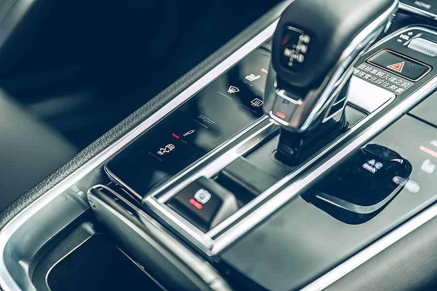 8gc&panamera-38 先有四門Coupe,近年又冒出四門GT,其實兩者訴求都相同,感覺就像玩文字遊戲,至於這場遊戲的最後贏家……。