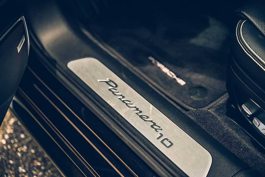 8gc&panamera-42 先有四門Coupe,近年又冒出四門GT,其實兩者訴求都相同,感覺就像玩文字遊戲,至於這場遊戲的最後贏家……。