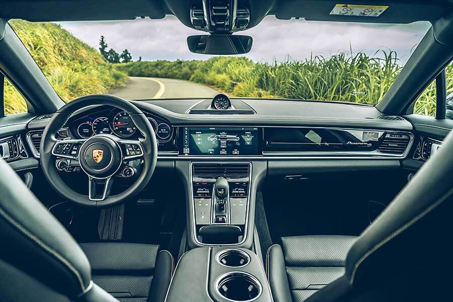 8gc&panamera-47 先有四門Coupe,近年又冒出四門GT,其實兩者訴求都相同,感覺就像玩文字遊戲,至於這場遊戲的最後贏家……。