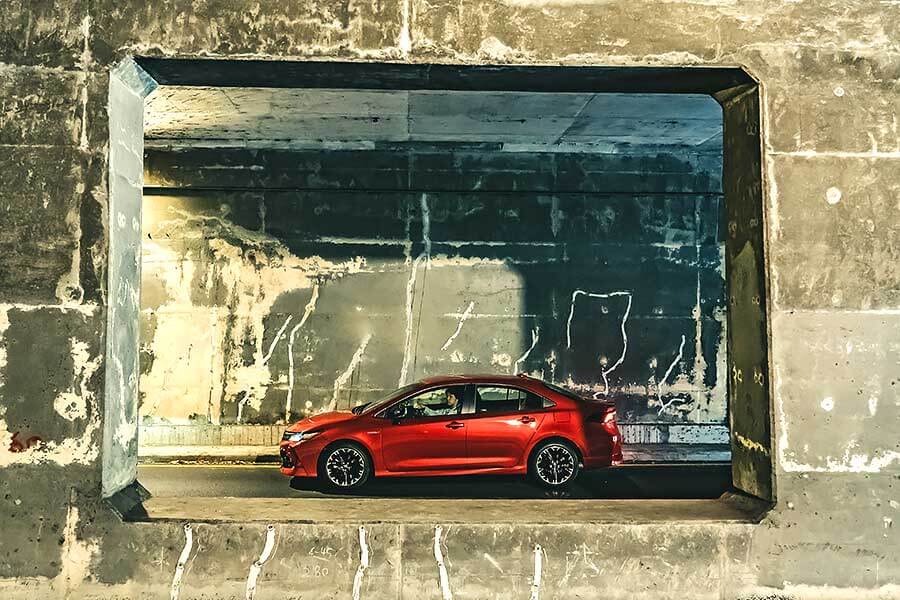 atisgrsporthybrid-1 Altis GR Sport就像身擁少林大力金剛腿的阿星一樣,凡人顏值下卻擁有幹練的身軀,尤其是那日夜穩扎穩打的精實下盤,夠靓的。