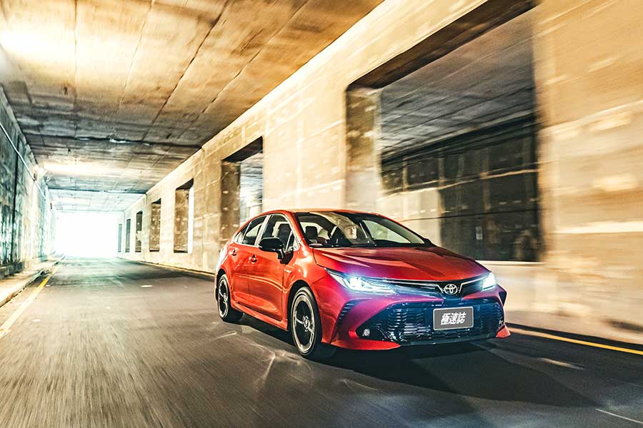 atisgrsporthybrid-11 Altis GR Sport就像身擁少林大力金剛腿的阿星一樣,凡人顏值下卻擁有幹練的身軀,尤其是那日夜穩扎穩打的精實下盤,夠靓的。