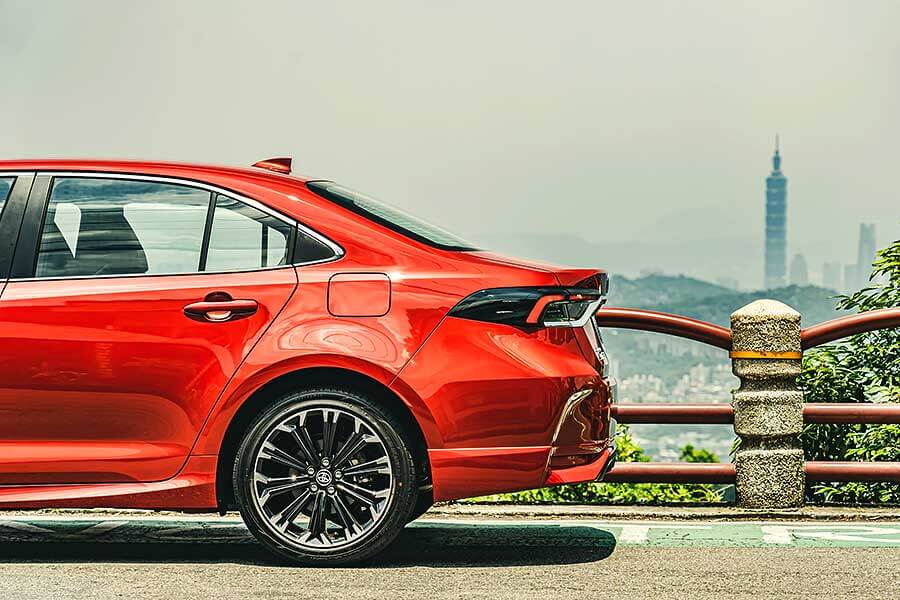 atisgrsporthybrid-14 Altis GR Sport就像身擁少林大力金剛腿的阿星一樣,凡人顏值下卻擁有幹練的身軀,尤其是那日夜穩扎穩打的精實下盤,夠靓的。