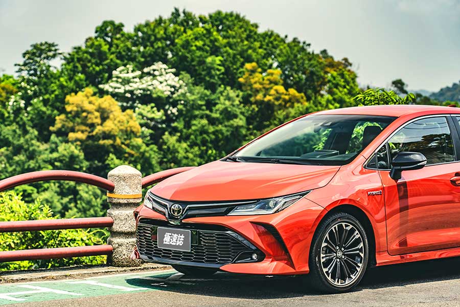 atisgrsporthybrid-15 Altis GR Sport就像身擁少林大力金剛腿的阿星一樣,凡人顏值下卻擁有幹練的身軀,尤其是那日夜穩扎穩打的精實下盤,夠靓的。