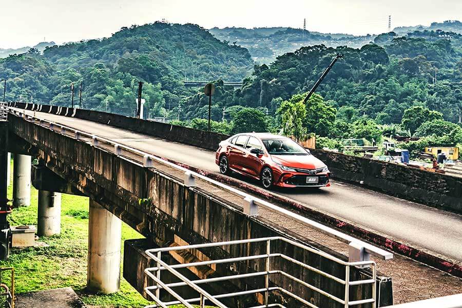 atisgrsporthybrid-20 Altis GR Sport就像身擁少林大力金剛腿的阿星一樣,凡人顏值下卻擁有幹練的身軀,尤其是那日夜穩扎穩打的精實下盤,夠靓的。