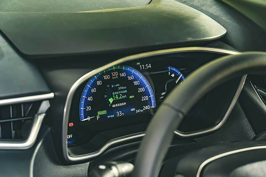 atisgrsporthybrid-22 Altis GR Sport就像身擁少林大力金剛腿的阿星一樣,凡人顏值下卻擁有幹練的身軀,尤其是那日夜穩扎穩打的精實下盤,夠靓的。