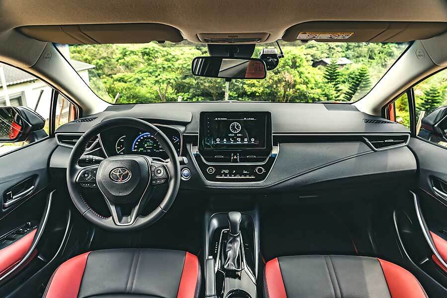 atisgrsporthybrid-3 Altis GR Sport就像身擁少林大力金剛腿的阿星一樣,凡人顏值下卻擁有幹練的身軀,尤其是那日夜穩扎穩打的精實下盤,夠靓的。