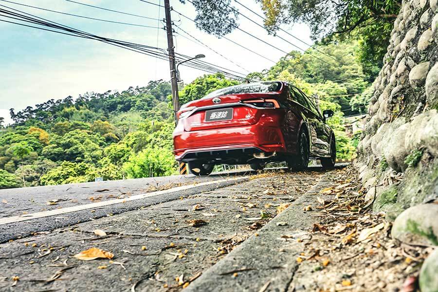 atisgrsporthybrid-31 Altis GR Sport就像身擁少林大力金剛腿的阿星一樣,凡人顏值下卻擁有幹練的身軀,尤其是那日夜穩扎穩打的精實下盤,夠靓的。