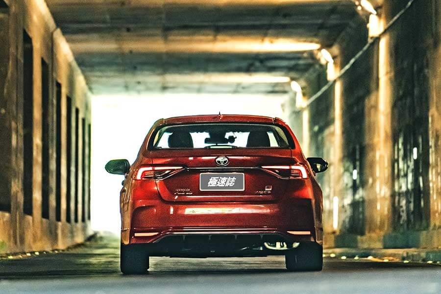 atisgrsporthybrid-33 Altis GR Sport就像身擁少林大力金剛腿的阿星一樣,凡人顏值下卻擁有幹練的身軀,尤其是那日夜穩扎穩打的精實下盤,夠靓的。