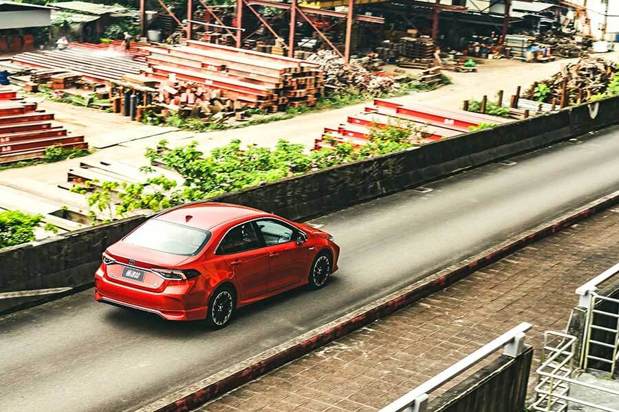 atisgrsporthybrid-35 Altis GR Sport就像身擁少林大力金剛腿的阿星一樣,凡人顏值下卻擁有幹練的身軀,尤其是那日夜穩扎穩打的精實下盤,夠靓的。