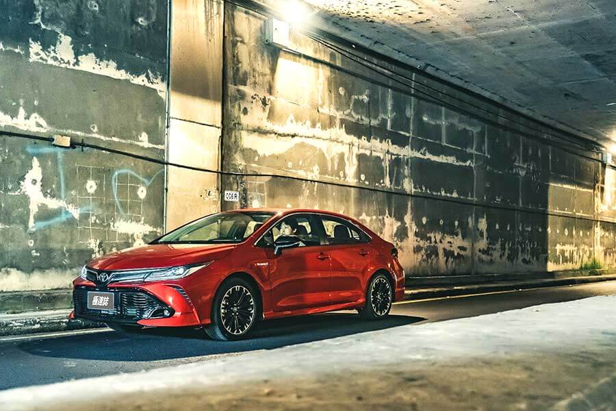 atisgrsporthybrid-6 Altis GR Sport就像身擁少林大力金剛腿的阿星一樣,凡人顏值下卻擁有幹練的身軀,尤其是那日夜穩扎穩打的精實下盤,夠靓的。