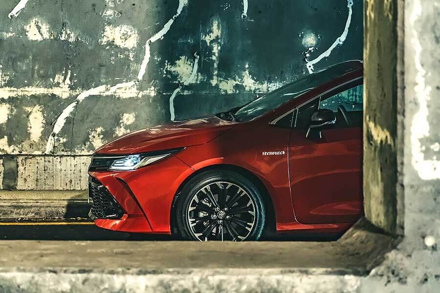 atisgrsporthybrid-7 Altis GR Sport就像身擁少林大力金剛腿的阿星一樣,凡人顏值下卻擁有幹練的身軀,尤其是那日夜穩扎穩打的精實下盤,夠靓的。