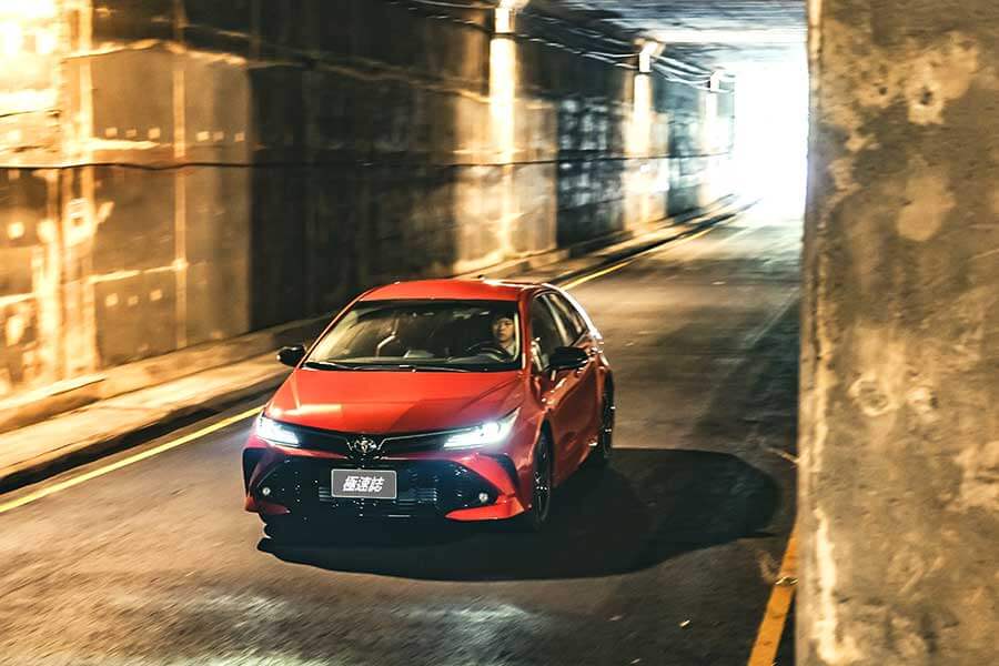 Altis GR Sport就像身擁少林大力金剛腿的阿星一樣,凡人顏值下卻擁有幹練的身軀,尤其是那日夜穩扎穩打的精實下盤,夠靓的。