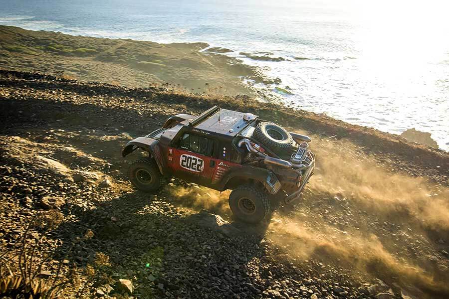 我們與史提夫麥昆的Baja Boot直闖南部邊界,看看它的現代重生版是否無負一代傳奇威名。