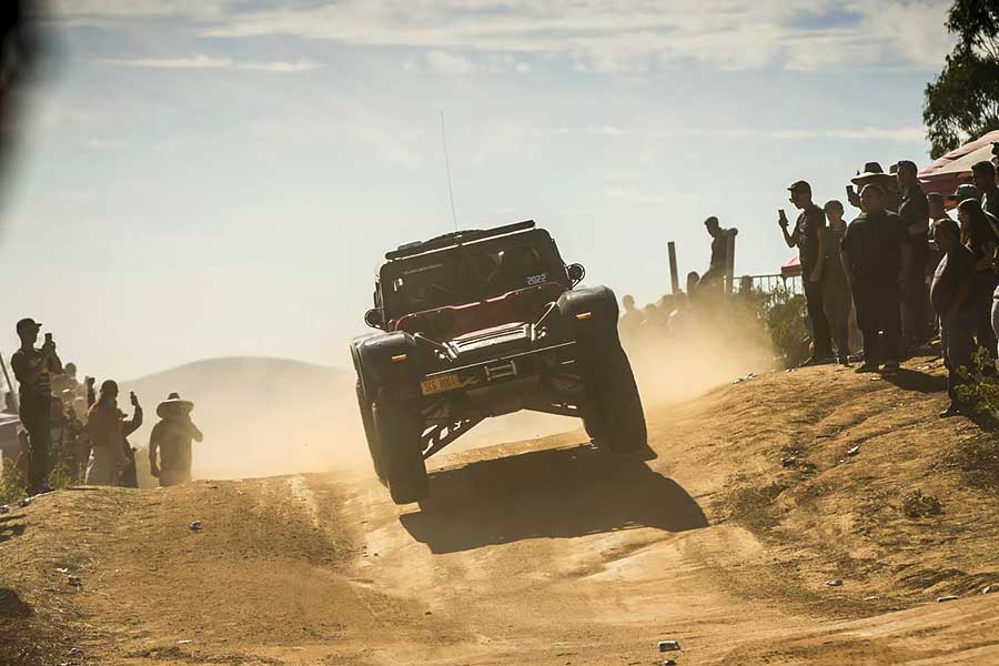 我們與史提夫麥昆的Baja Boot直闖南部邊界,看看它的現代重生版是否無負一代傳奇威名。