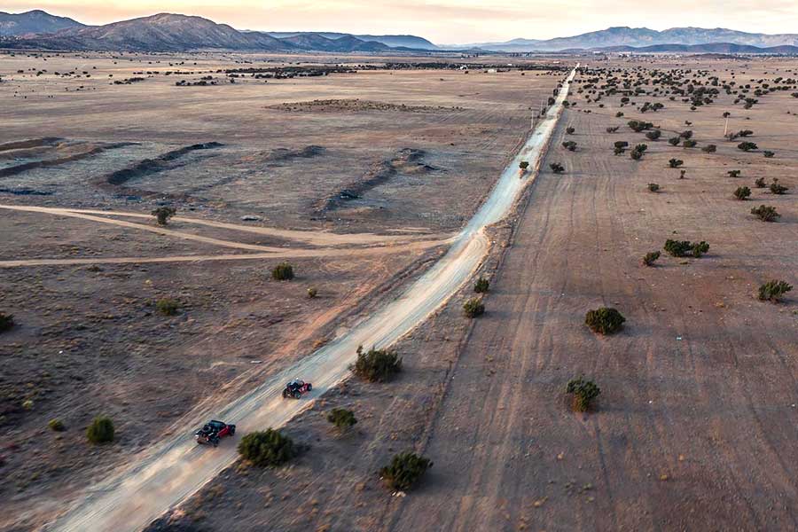 我們與史提夫麥昆的Baja Boot直闖南部邊界,看看它的現代重生版是否無負一代傳奇威名。