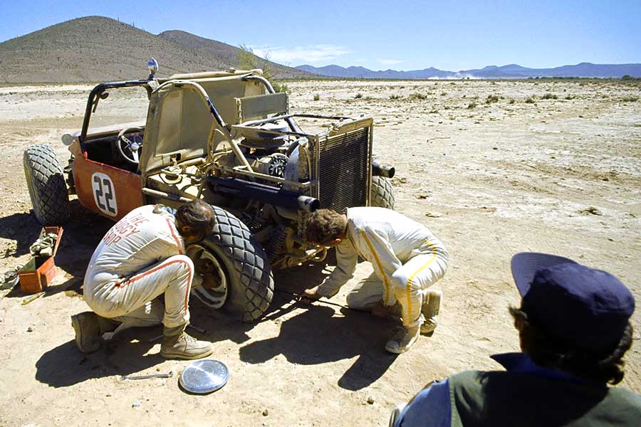 我們與史提夫麥昆的Baja Boot直闖南部邊界,看看它的現代重生版是否無負一代傳奇威名。