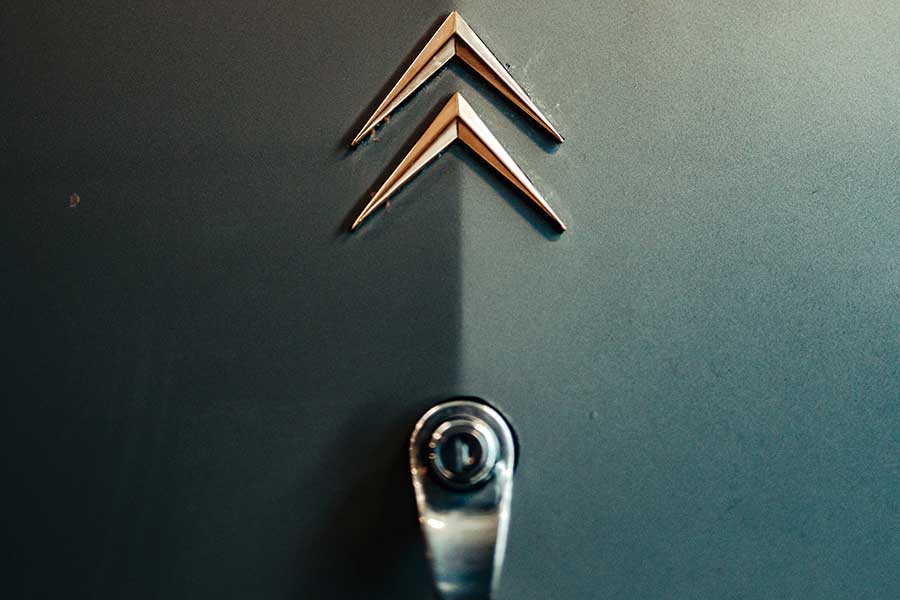 雪鐵龍，大概是世上最有創意的汽車公司，今年喜迎百周年。所以我們專誠集合了六件代表作環遊法國，為這個大日子獻上一場別開生面的賀壽巡遊。