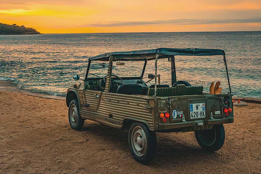 雪鐵龍，大概是世上最有創意的汽車公司，今年喜迎百周年。所以我們專誠集合了六件代表作環遊法國，為這個大日子獻上一場別開生面的賀壽巡遊。