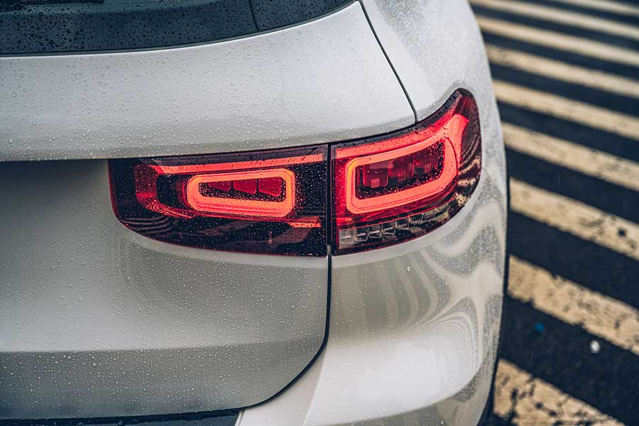 glb-12 走進展間看看三芒星旗下有沒有適合自己的SUV時,你會發現你陷入了四面包抄、請君入甕的局勢。