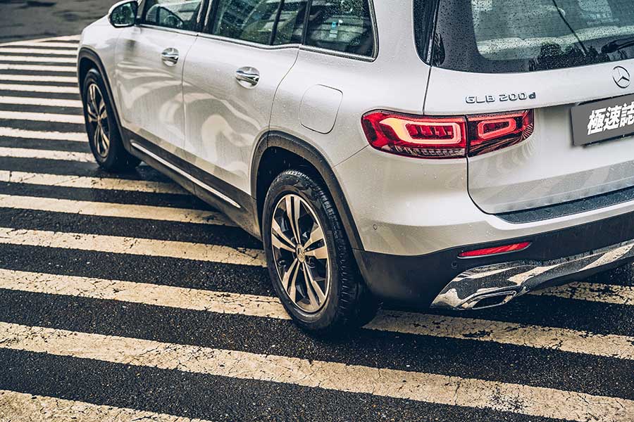 glb-14 走進展間看看三芒星旗下有沒有適合自己的SUV時,你會發現你陷入了四面包抄、請君入甕的局勢。