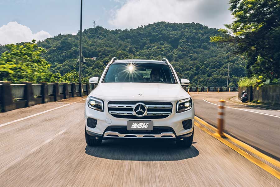 glb-2 走進展間看看三芒星旗下有沒有適合自己的SUV時,你會發現你陷入了四面包抄、請君入甕的局勢。