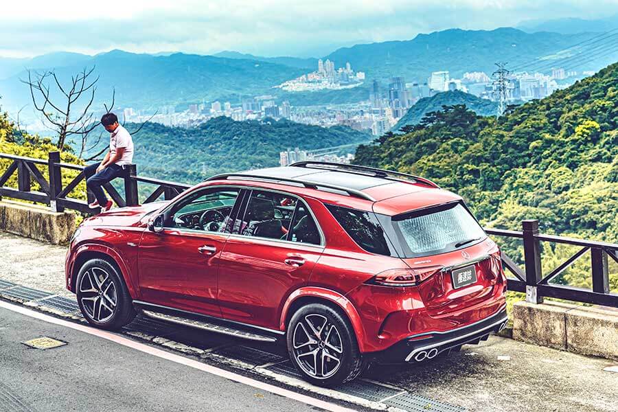 雖然現在是夏天,不過GLE 53卻像一股秋風,以攻無不克之姿縱橫山林之間,好不暢快。