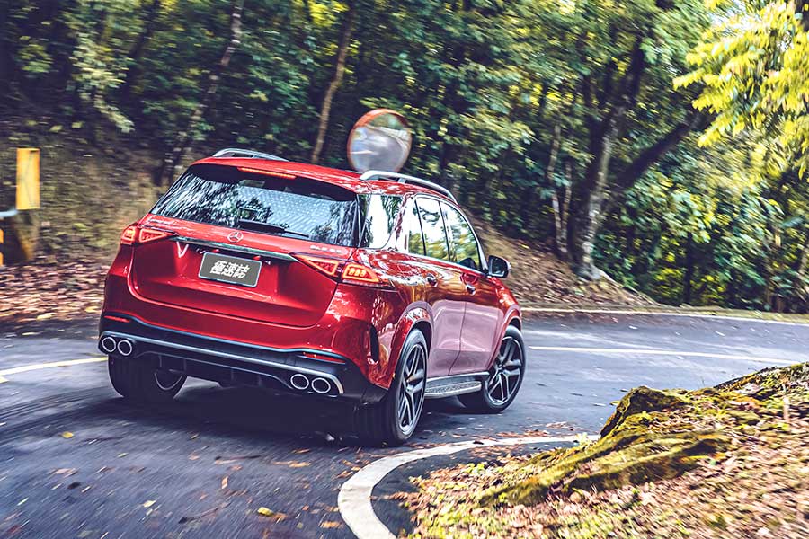 雖然現在是夏天,不過GLE 53卻像一股秋風,以攻無不克之姿縱橫山林之間,好不暢快。