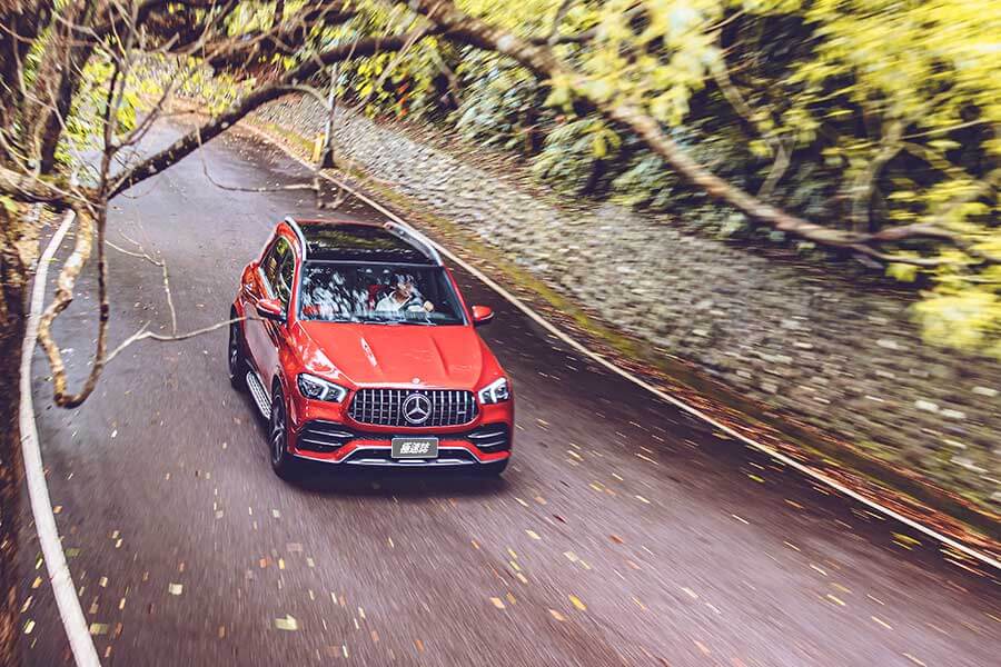 gle53-16 雖然現在是夏天,不過GLE 53卻像一股秋風,以攻無不克之姿縱橫山林之間,好不暢快。