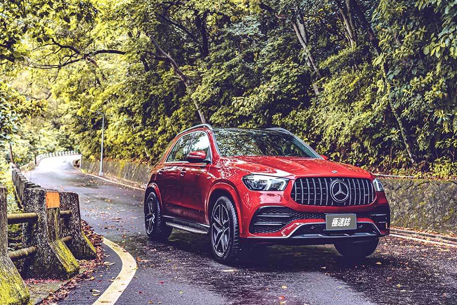 雖然現在是夏天,不過GLE 53卻像一股秋風,以攻無不克之姿縱橫山林之間,好不暢快。