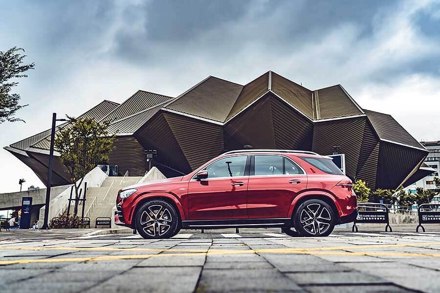 gle53-37 雖然現在是夏天,不過GLE 53卻像一股秋風,以攻無不克之姿縱橫山林之間,好不暢快。