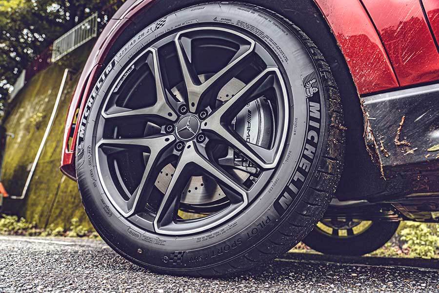 雖然現在是夏天,不過GLE 53卻像一股秋風,以攻無不克之姿縱橫山林之間,好不暢快。