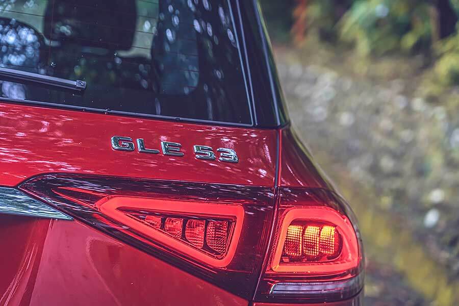 雖然現在是夏天,不過GLE 53卻像一股秋風,以攻無不克之姿縱橫山林之間,好不暢快。