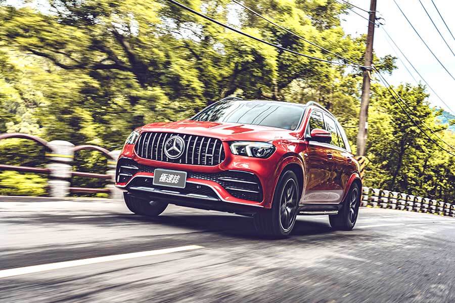 雖然現在是夏天,不過GLE 53卻像一股秋風,以攻無不克之姿縱橫山林之間,好不暢快。