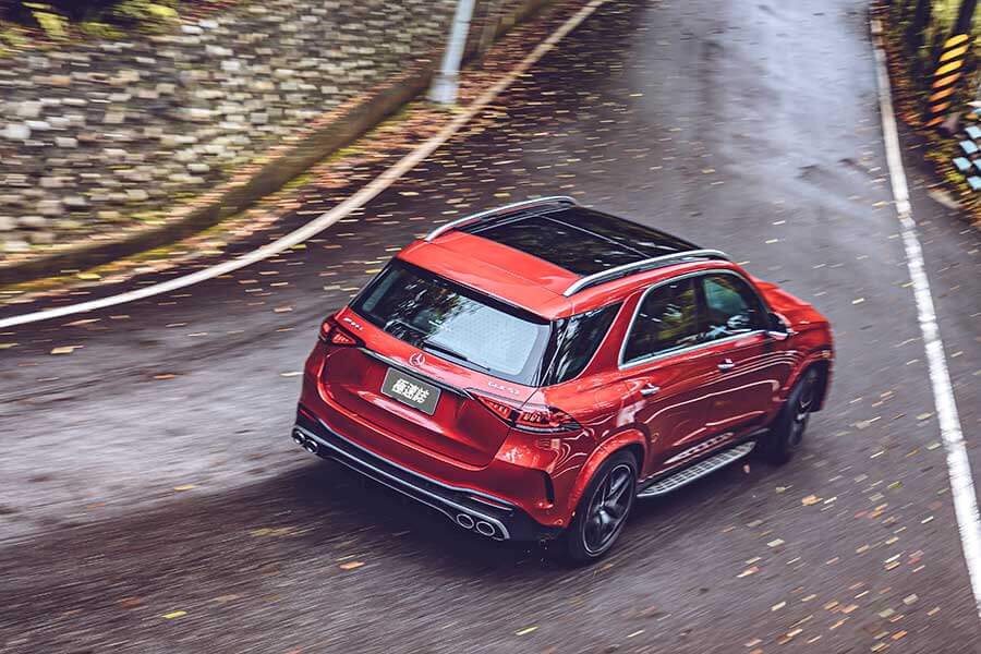 gle53-43 雖然現在是夏天,不過GLE 53卻像一股秋風,以攻無不克之姿縱橫山林之間,好不暢快。