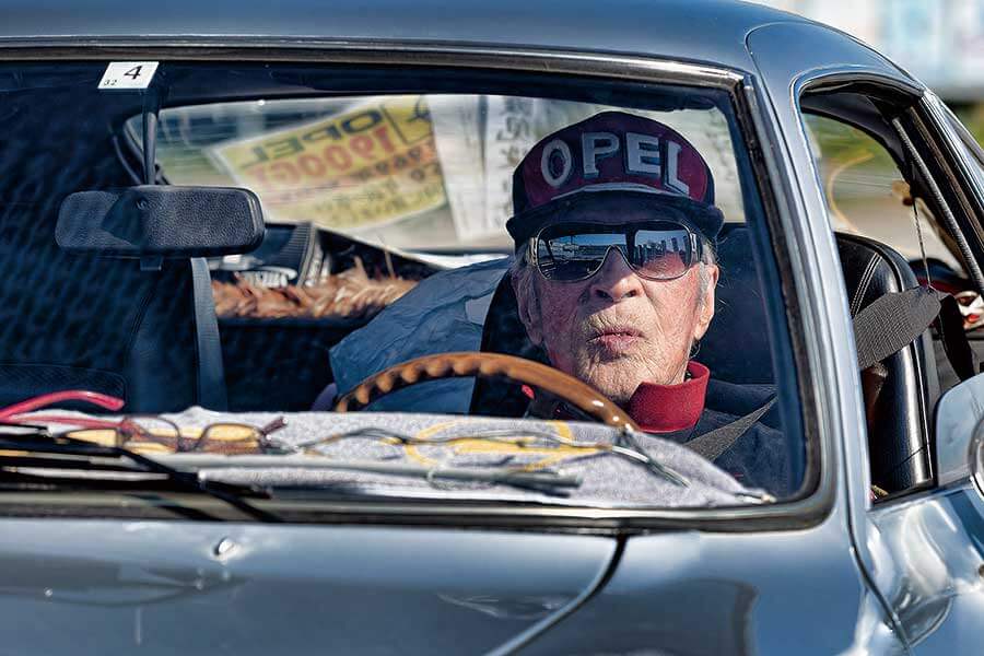 日本廣告的開場白,愈來愈常用「從此進入人生100年時代」,意思是在醫學等領域不斷進步時,人類壽命亦愈來愈長,很快大家活到百歲已不稀奇。